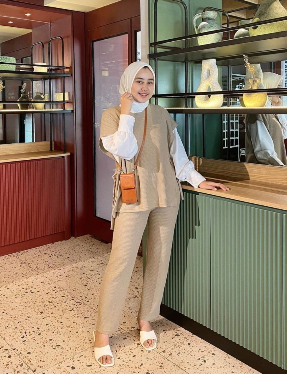 10 OOTD Hijab Nuansa Earth Tone ala Meilan Indrajanti, Super Kalem