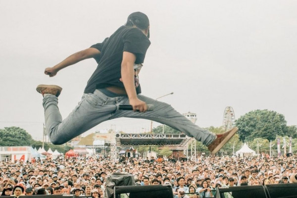 7 Potret Bastian Steel saat di Atas Panggung, Aktif Gak Bisa Diam