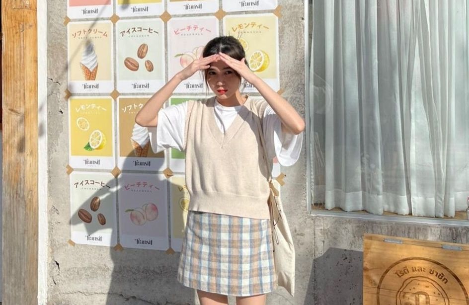 9 Ide Outfit dengan Mini Skirt ala Love Pattranite, Girly Banget!