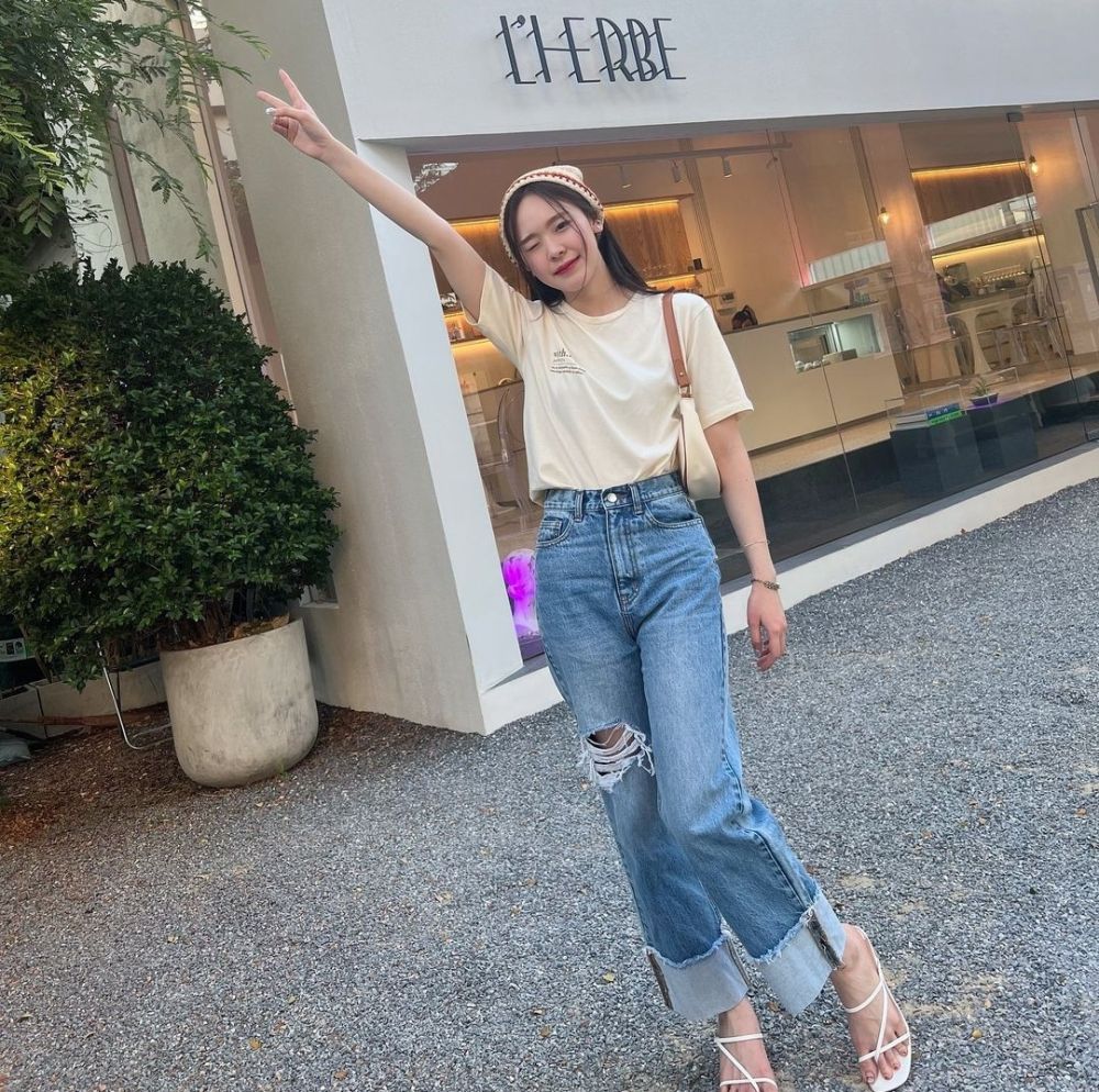 9 Inspirasi Daily Outfit ala June Wanwimol, Mudah Disontek