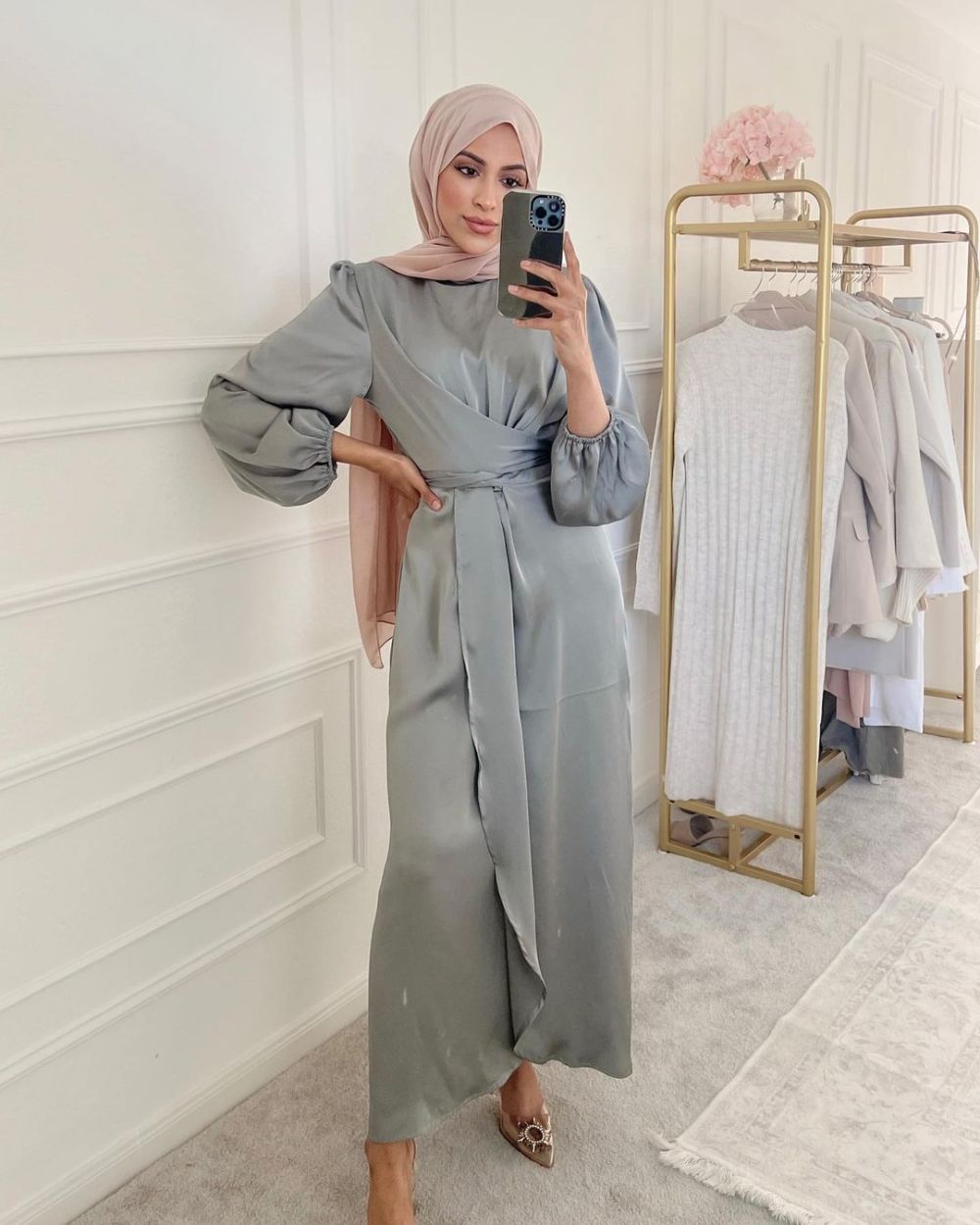 12 Inspirasi OOTD Hijab Bernuansa Nude ala Jaserah, Soft dan Classy!