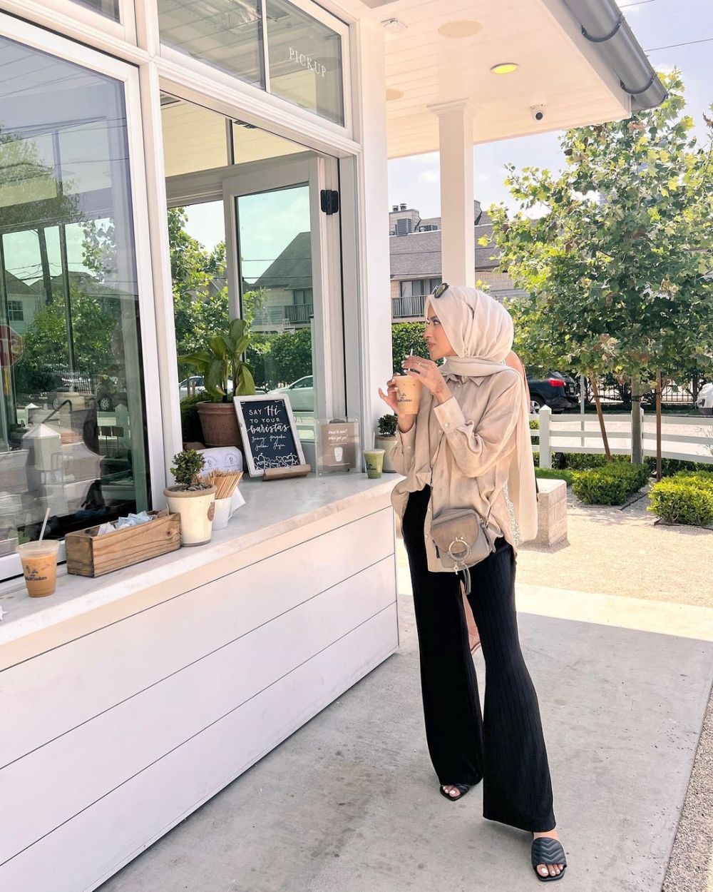 12 Inspirasi OOTD Hijab Bernuansa Nude ala Jaserah, Soft dan Classy!