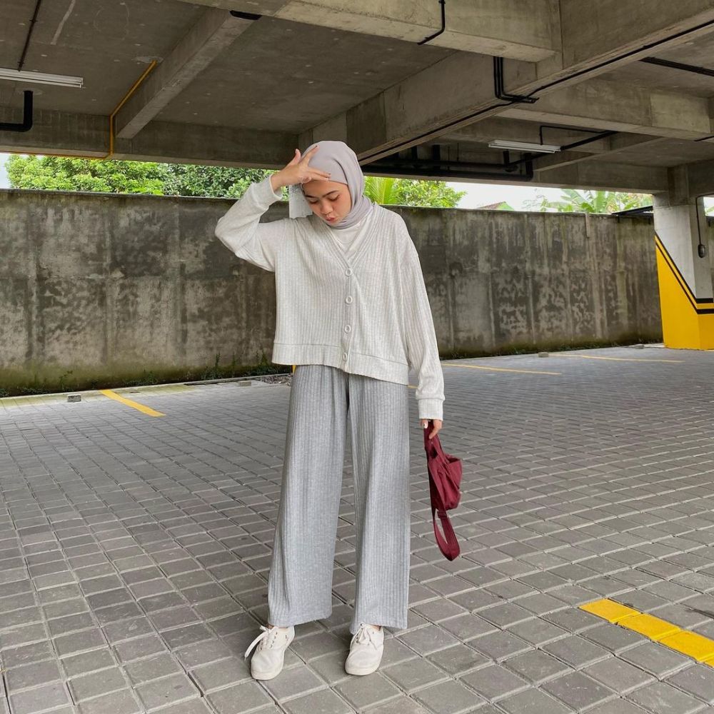 9 Inspirasi Outfit Hijab ke Kampus Ala Maryam Nurul, Edgy Banget! 