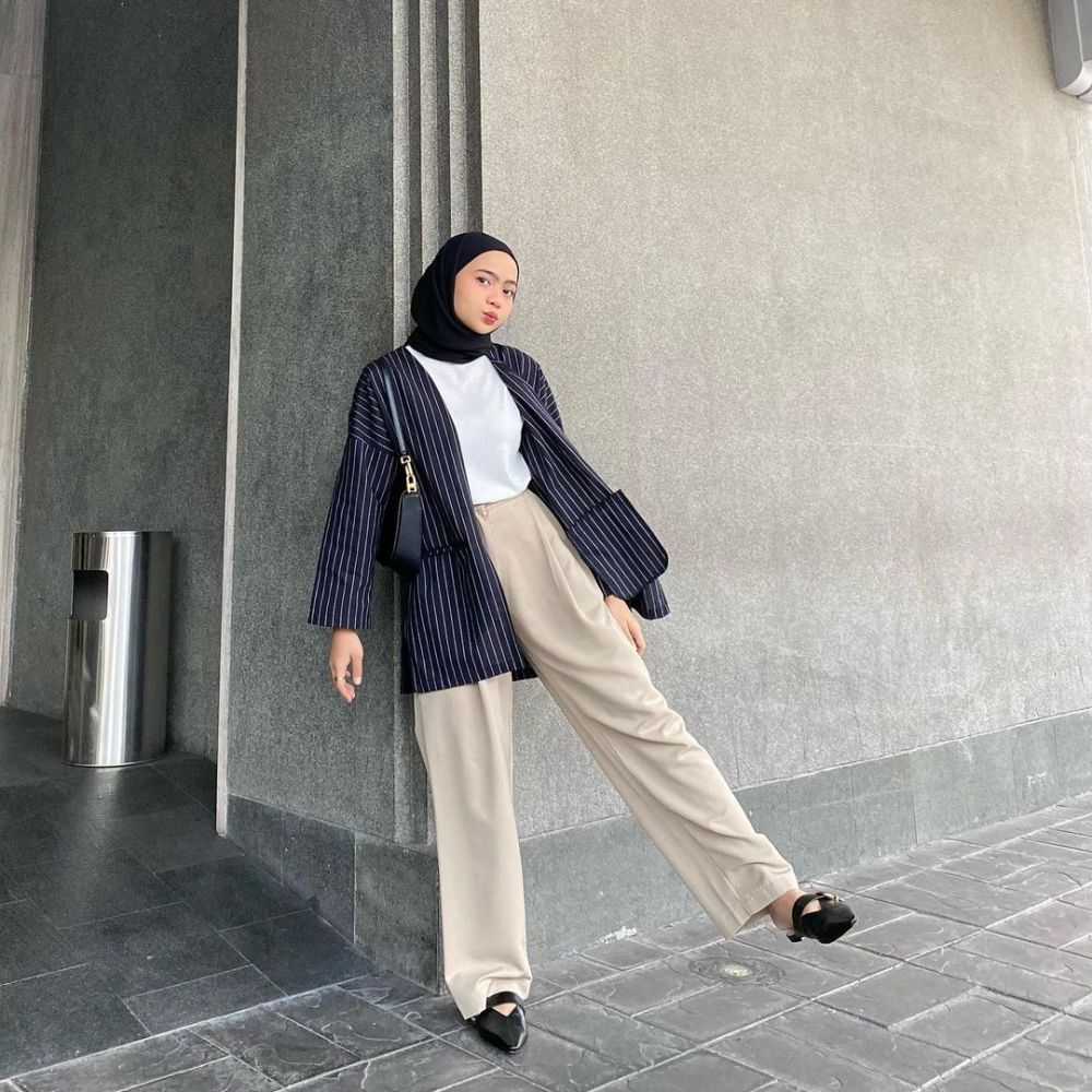 9 Inspirasi Outfit Hijab ke Kampus Ala Maryam Nurul, Edgy Banget! 