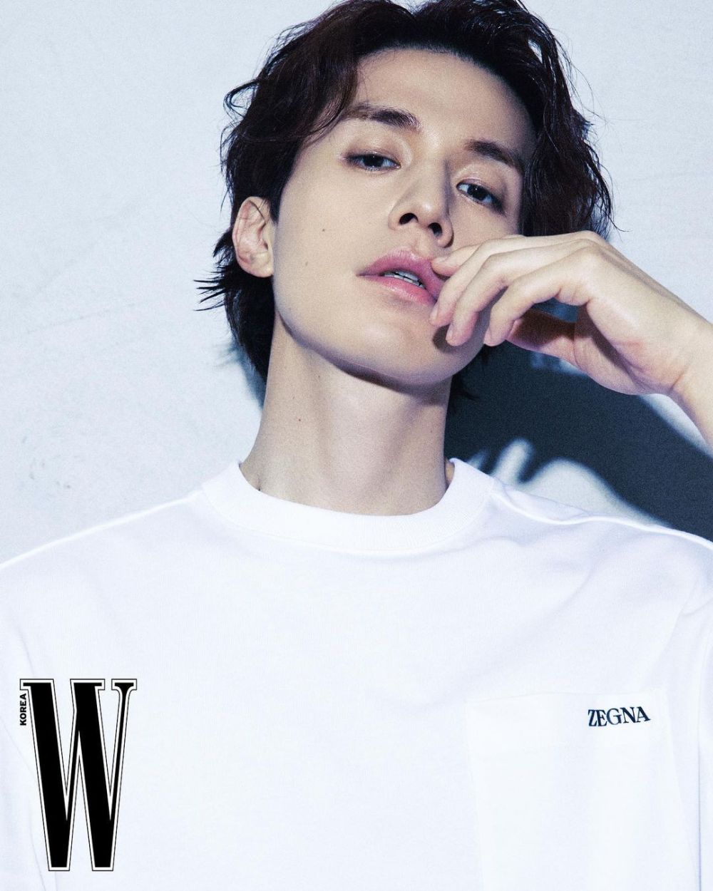 10 Potret Lee Dong Wook dengan T-Shirt Putihnya, Manly Abis!