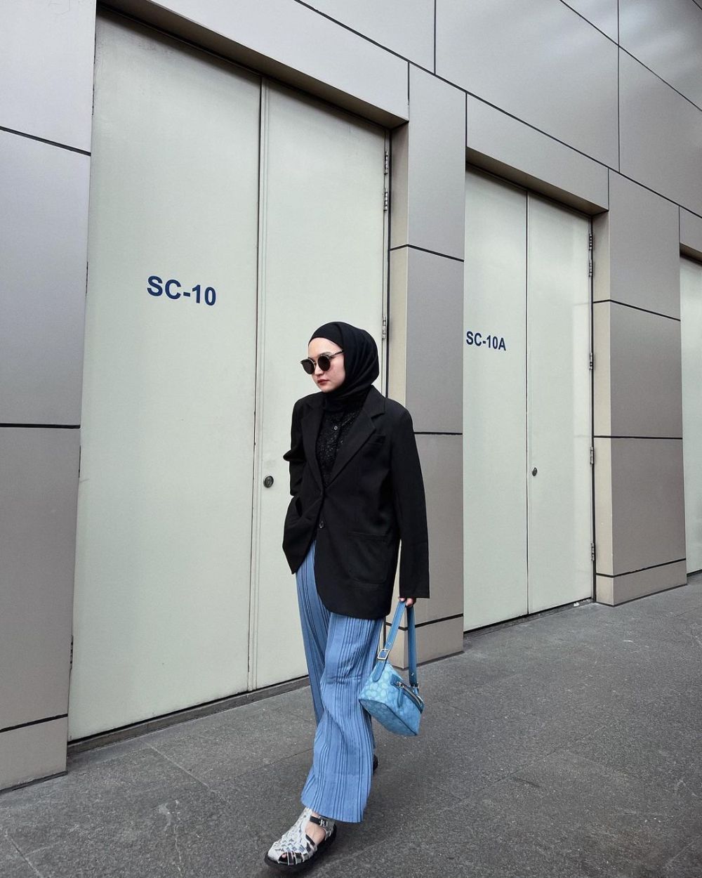 10 Mix and Match Warna Hitam Ala Soraya Ulfa, Slay!