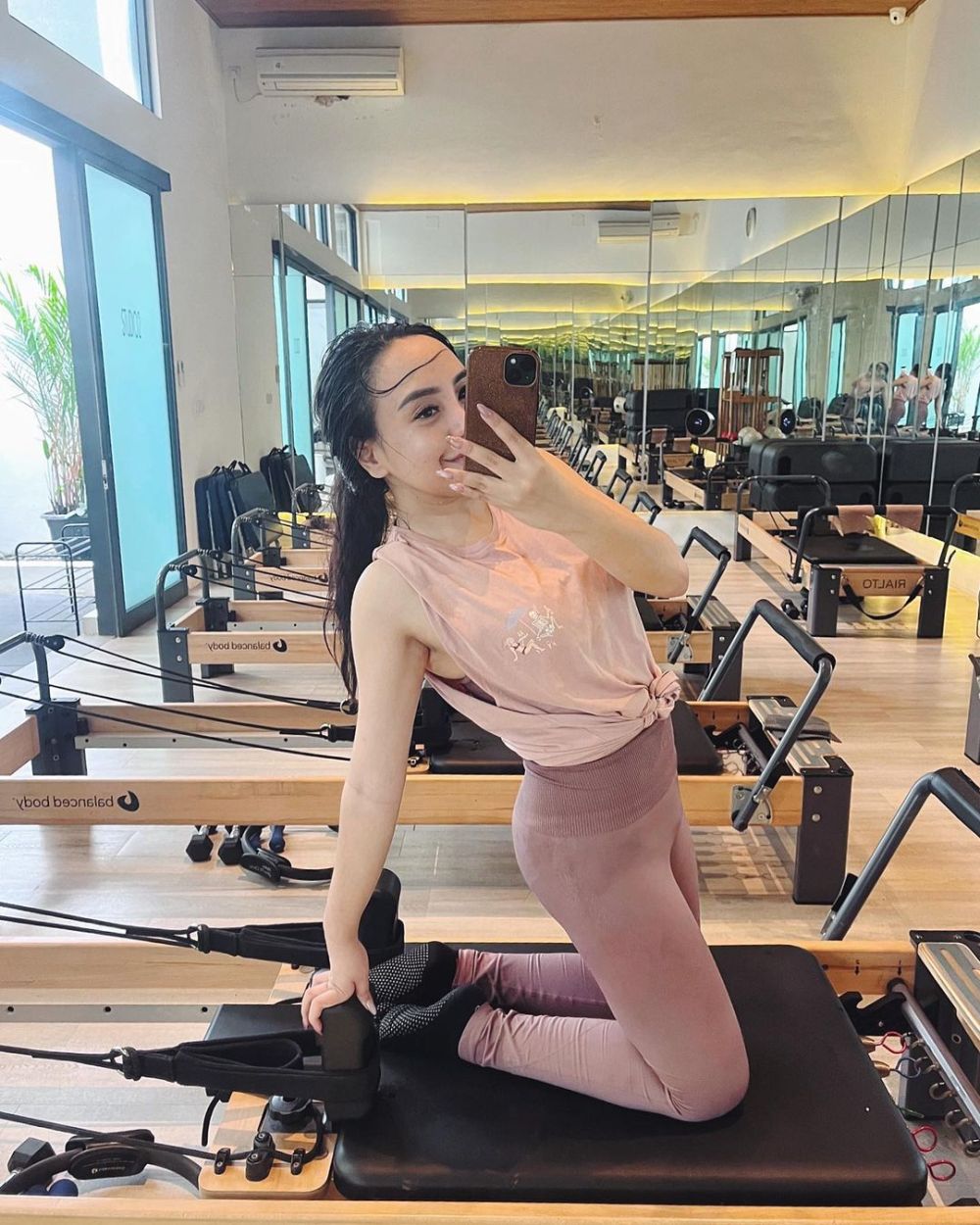 10 Pose Mirror Selfie Salmafina Sunan Olahraga, Menuju Badan Ideal