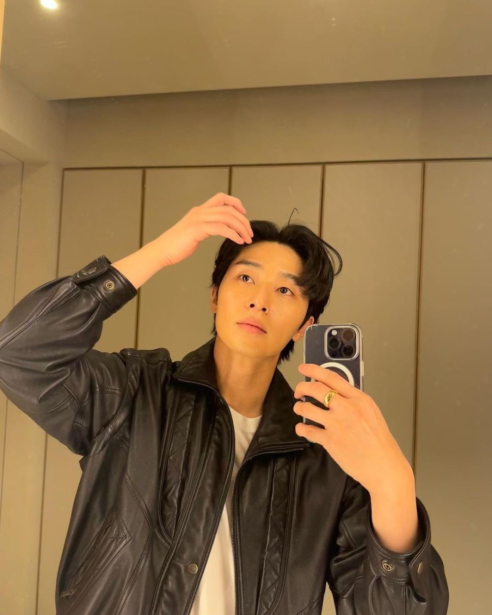 Mirror Selfie Park Seo Joon dari Toko Baju sampai Tempat Gym