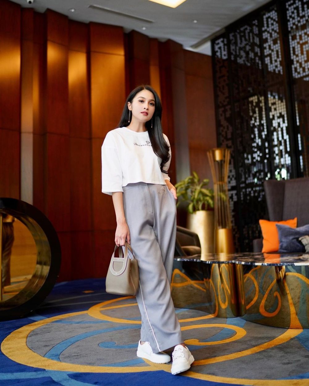 10 Inspirasi Office Look Ala Aktris Indonesia