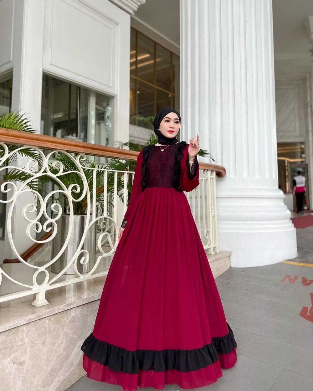 9 Referensi OOTD Hijab Bernuansa Merah ala Yolla Anggita, Catchy Abis!