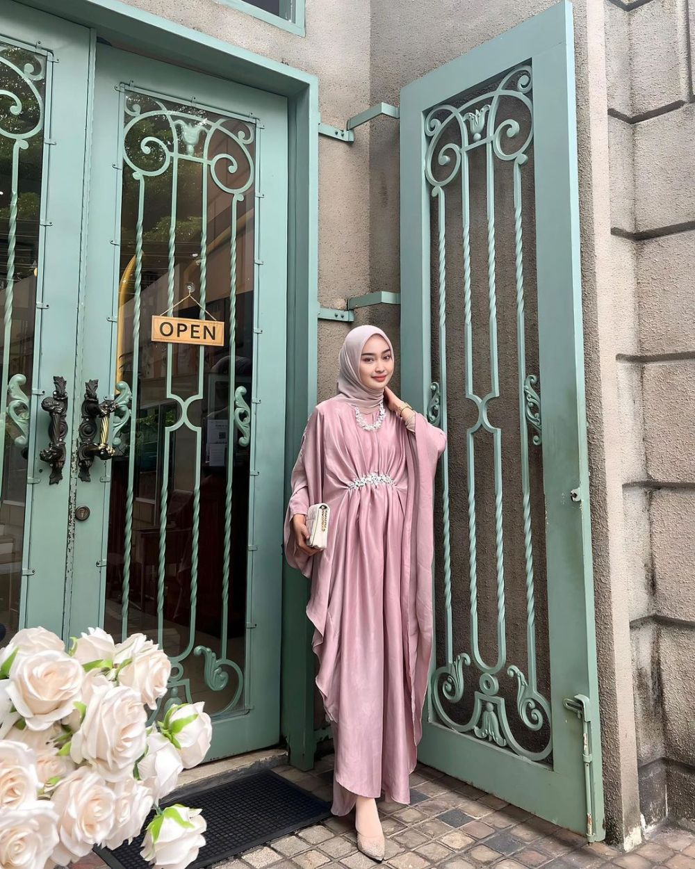 9 Ide Outfit Hijab Warna Pink ala Qolby Fithri Nuraghniya, Manis!