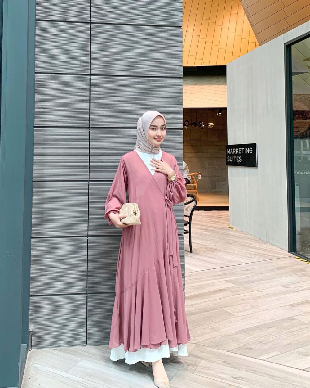 9 Ide Outfit Hijab Warna Pink ala Qolby Fithri Nuraghniya, Manis!