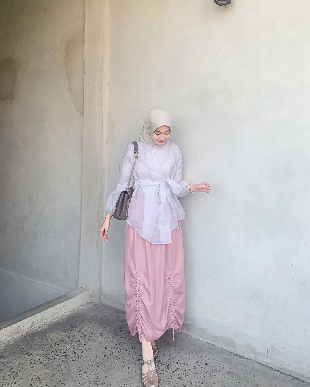 9 Ide Outfit Hijab Warna Pink ala Qolby Fithri Nuraghniya, Manis!
