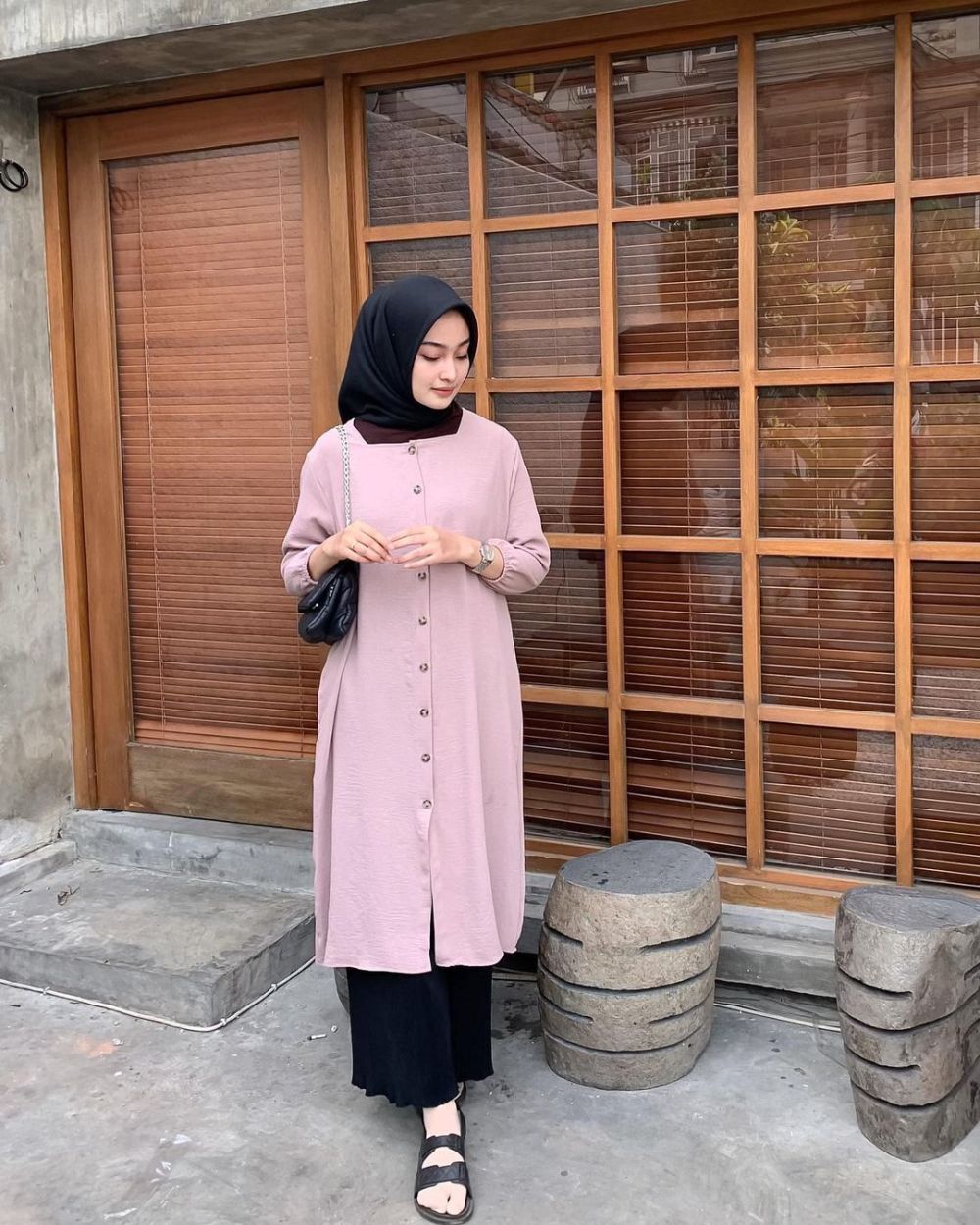 9 Ide Outfit Hijab Warna Pink ala Qolby Fithri Nuraghniya, Manis!