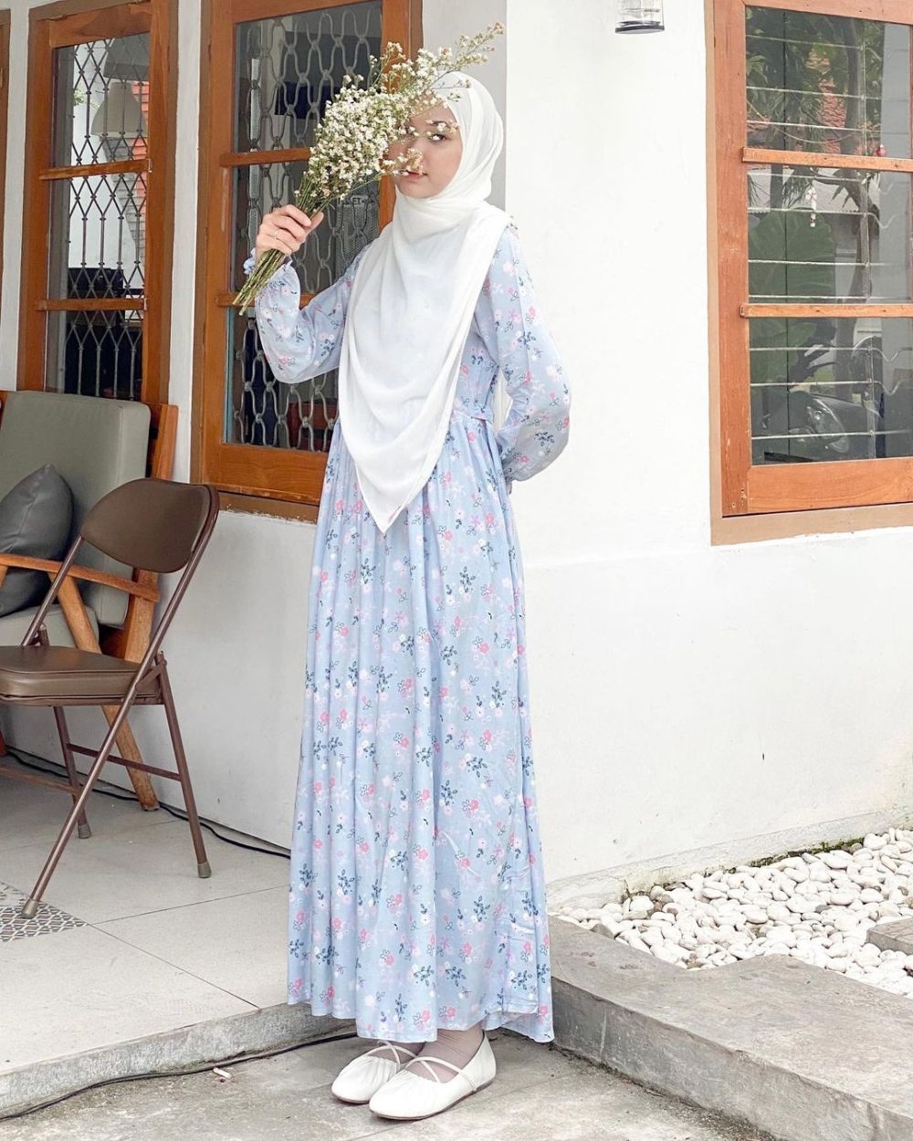 9 Ide Hijab Style Warna Biru ala Nyimas Juniar, Simple dan Chic!