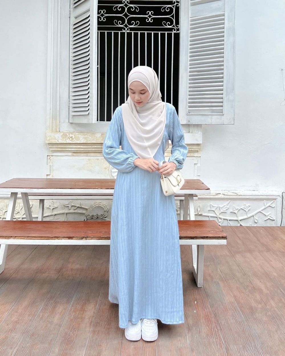 9 Ide Hijab Style Warna Biru ala Nyimas Juniar, Simple dan Chic!