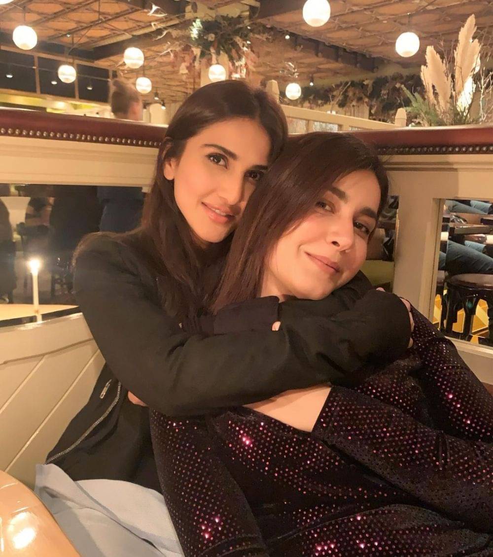 7 Potret Hangat Vaani Kapoor Dan Raashii Khanna, Sahabatan!