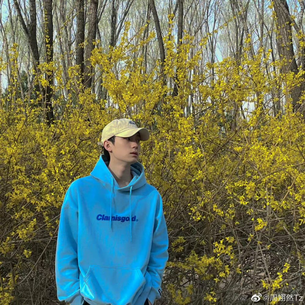 10 Ide OOTD ala Aktor China Zhou Yiran, Simpel tapi Trendi!