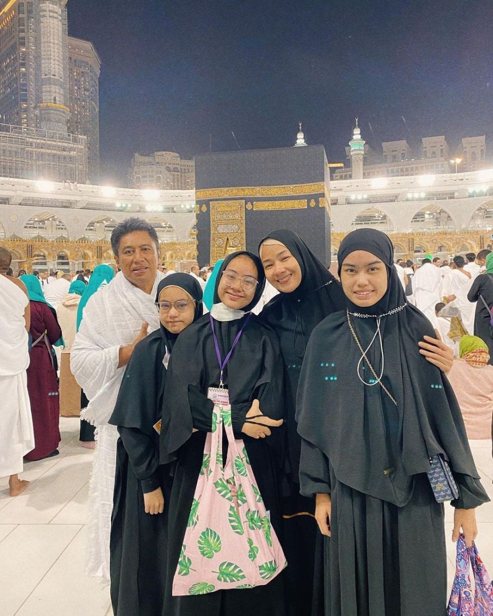 Keharmonisan Keluarga Alya Rohali yang Jarang Tersorot