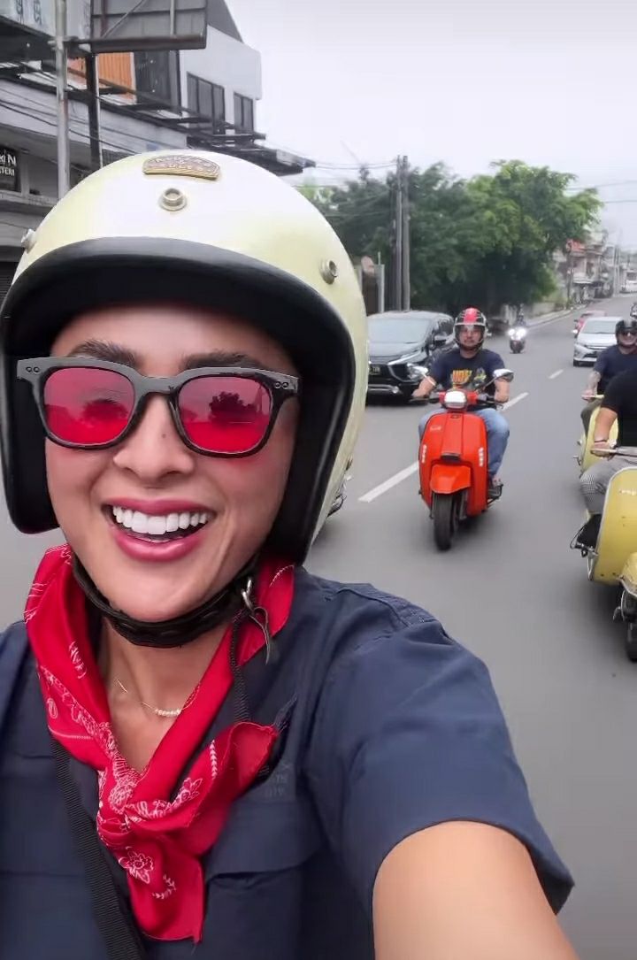 Selvi Kitty Jadi Anak Vespa Saat Keliling Kota Jakarta