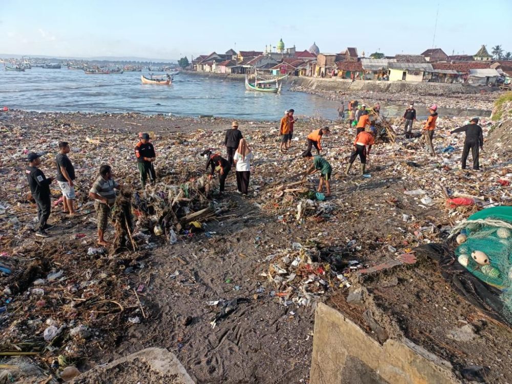 Pantai Muncar Banyuwangi Dipenuhi Sampah Bawaan Banjir