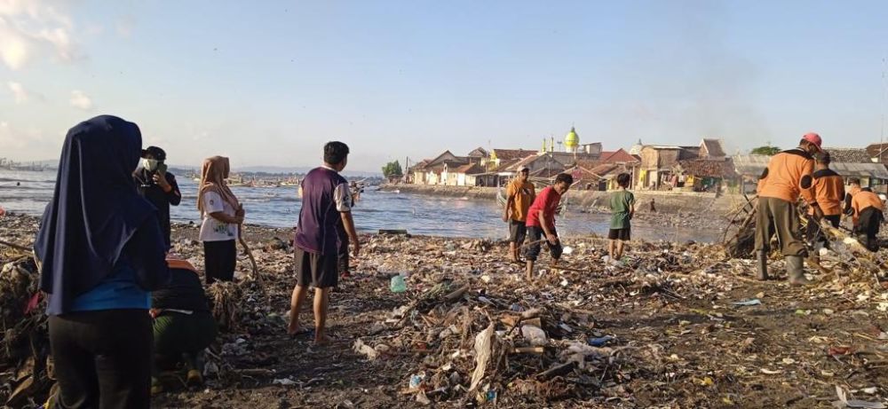 Pantai Muncar Banyuwangi Dipenuhi Sampah Bawaan Banjir
