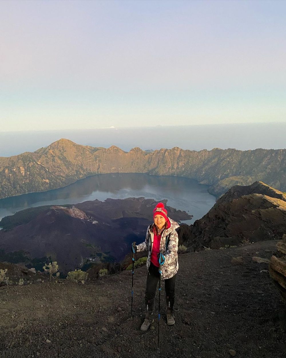 9 Potret Ira Wibowo Mendaki Gunung Rinjani di Lombok