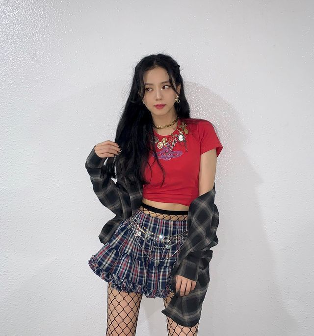 10 Ide Mix and Match Outfit Kotak-kotak ala Jisoo BLACKPINK, Trendi!