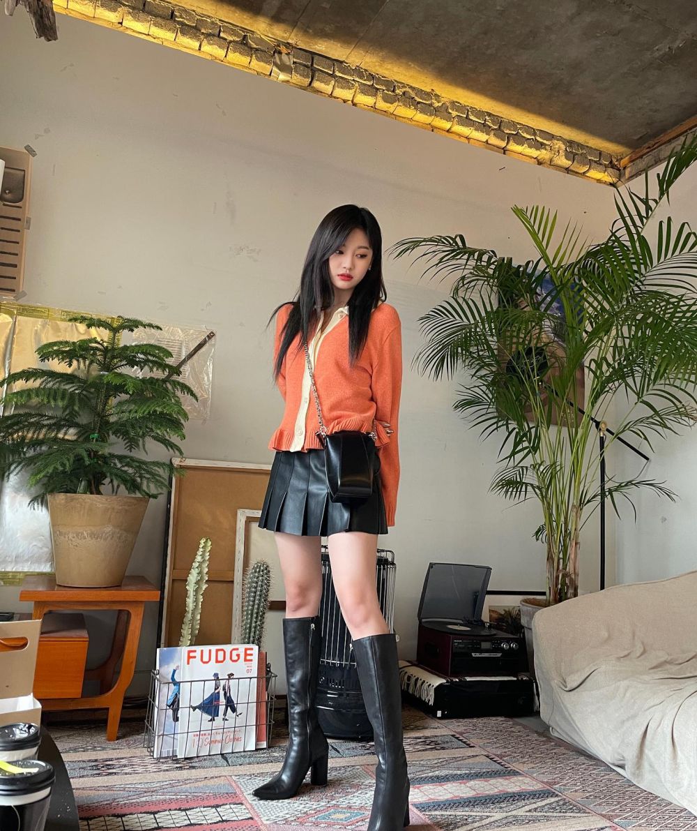 15 Inspirasi Leather Outfit ala Idol Cewek Korea, Kasual dan Trendi!