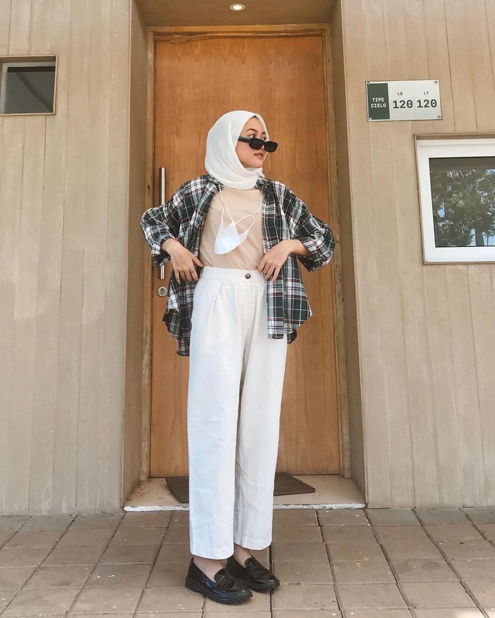 10 OOTD Hijab Putih ala Selebgram Adinda Valda, Gak Membosankan! 