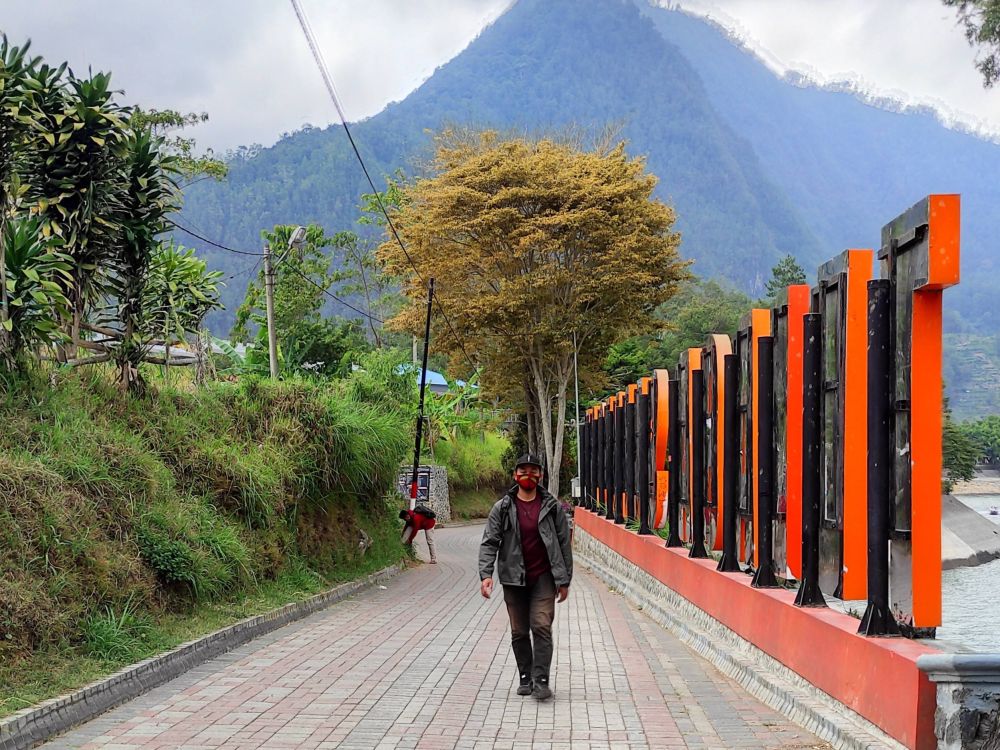 Bersepeda di sekitar danau