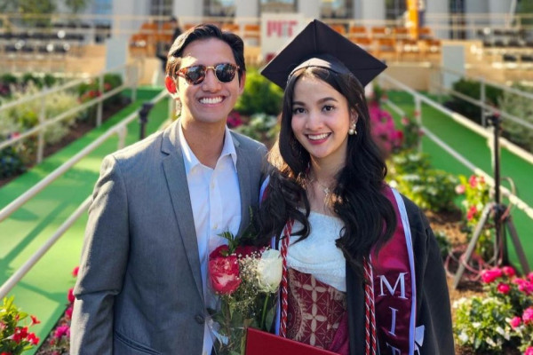 7 Potret Wisuda Master Sabrina Anggraini di Amerika, Bareng Suami!