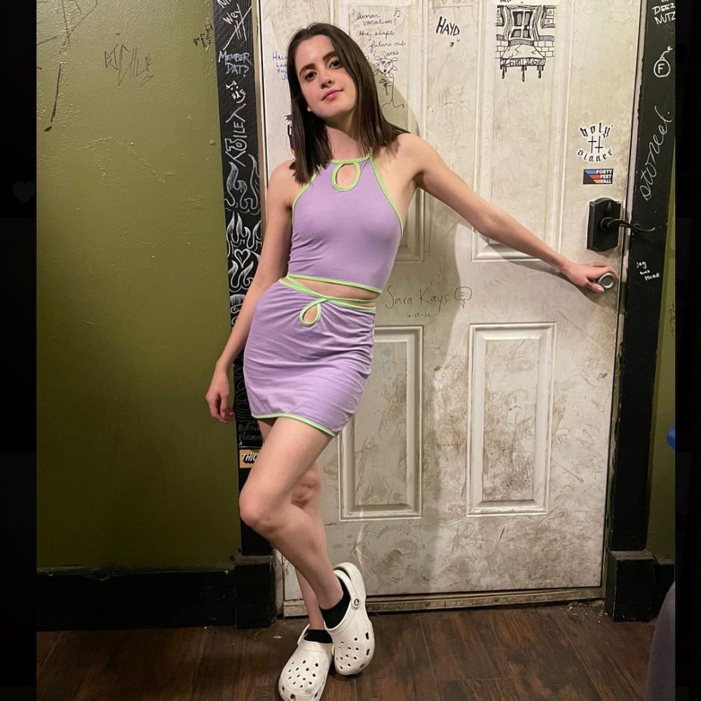 8 Ragam Outfit Laura Marano, OOTD Effortless Tetap Menawan