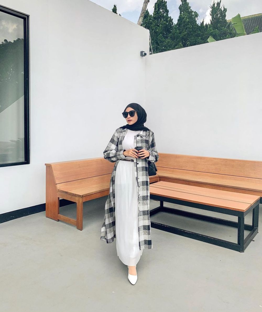 9 Inspirasi Outfit Monokrom Hitam Putih Ala Rafika Rahma, Classy!