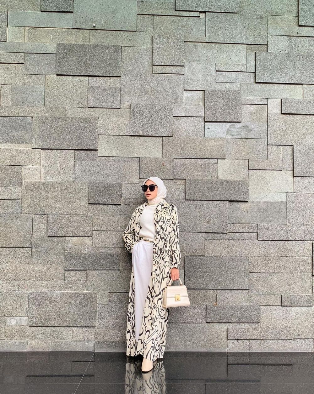 9 Inspirasi Outfit Monokrom Hitam Putih Ala Rafika Rahma, Classy!