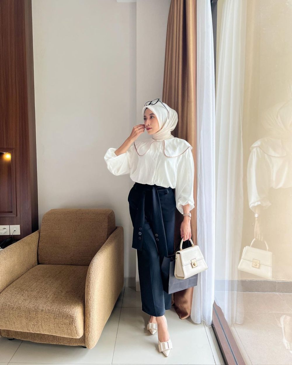 9 Inspirasi Outfit Monokrom Hitam Putih Ala Rafika Rahma, Classy!