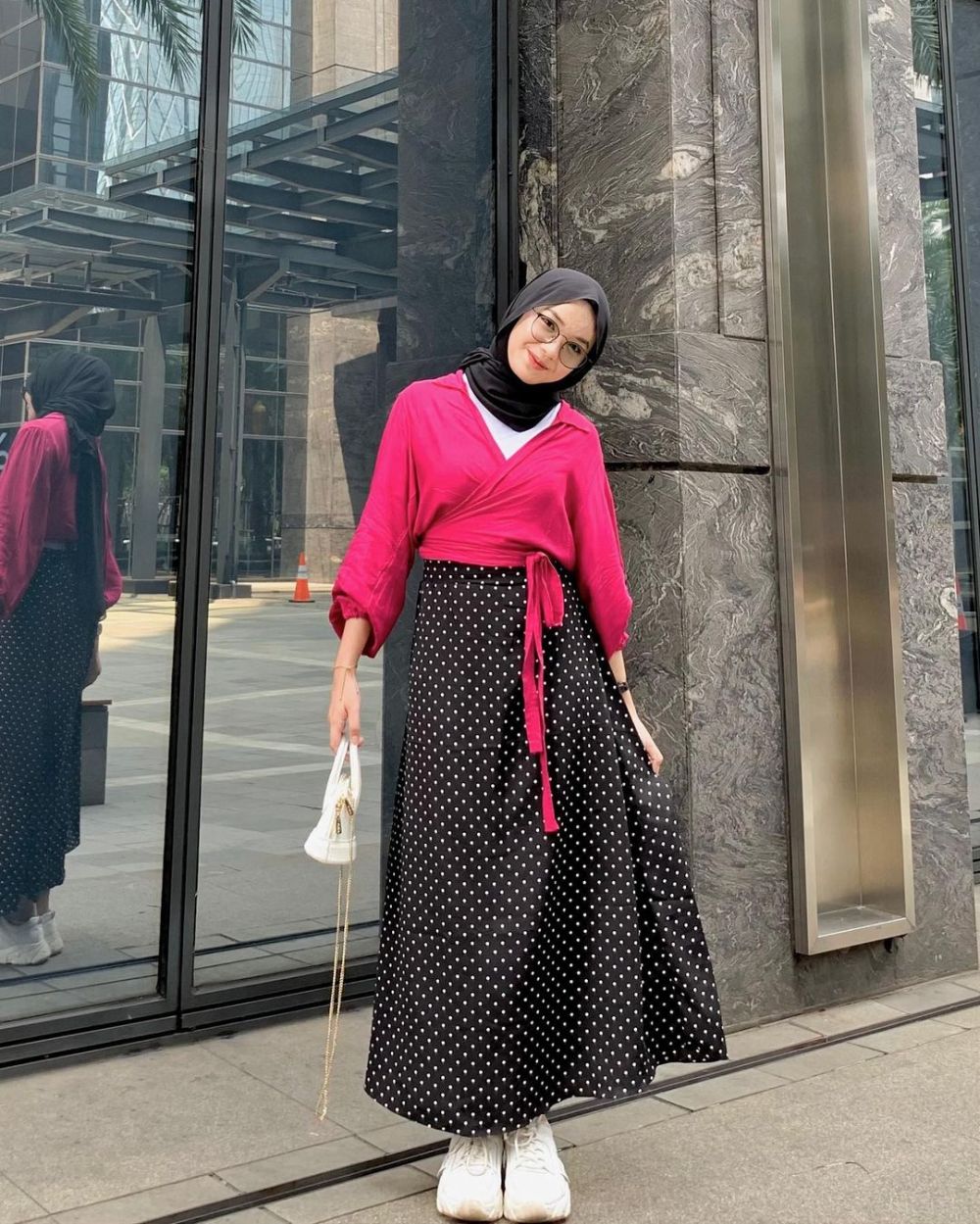 9 Ide OOTD Hijab Colorful ala Ayu Kartika, Outfit jadi Gak Boring