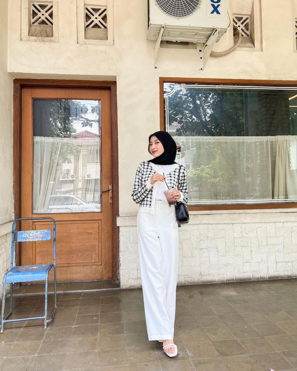 9 Inspirasi Outfit Monokrom Hitam Putih Ala Rafika Rahma, Classy!