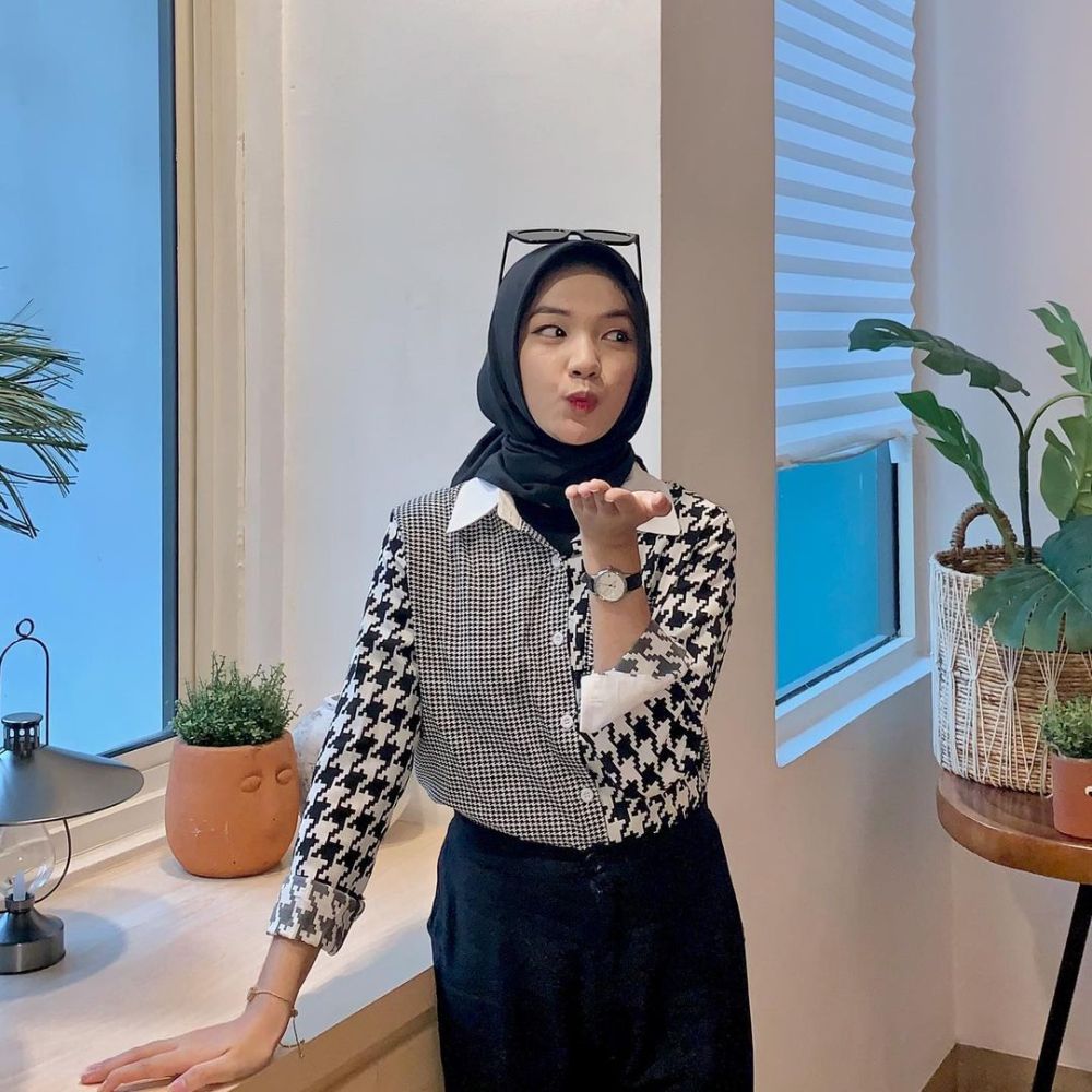 9 Ide Outfit Hijab Hitam Putih ala Ayu Kartika, Gak Boring!