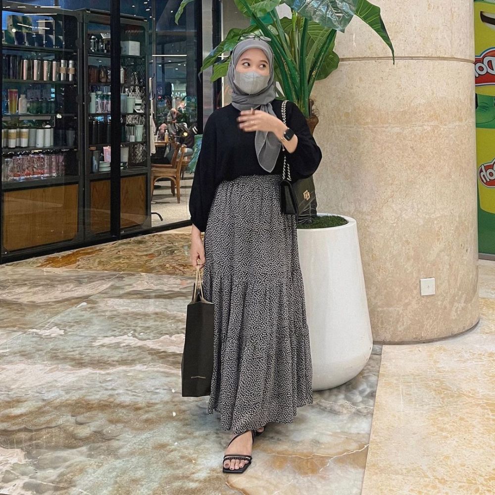 10 OOTD Hijab Ke Bioskop Ala Astrisyanti, Feminin Pakai Rok!