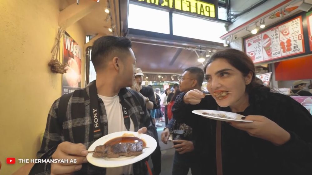 8 Potret Ashanty Jajan Street Food di Pasar Jepang, Rela Antre