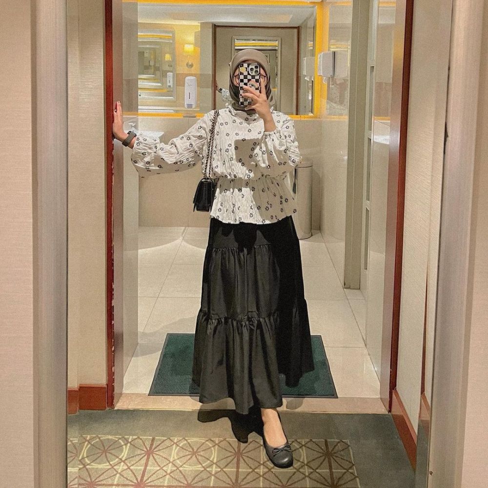 10 OOTD Hijab Ke Bioskop Ala Astrisyanti, Feminin Pakai Rok!