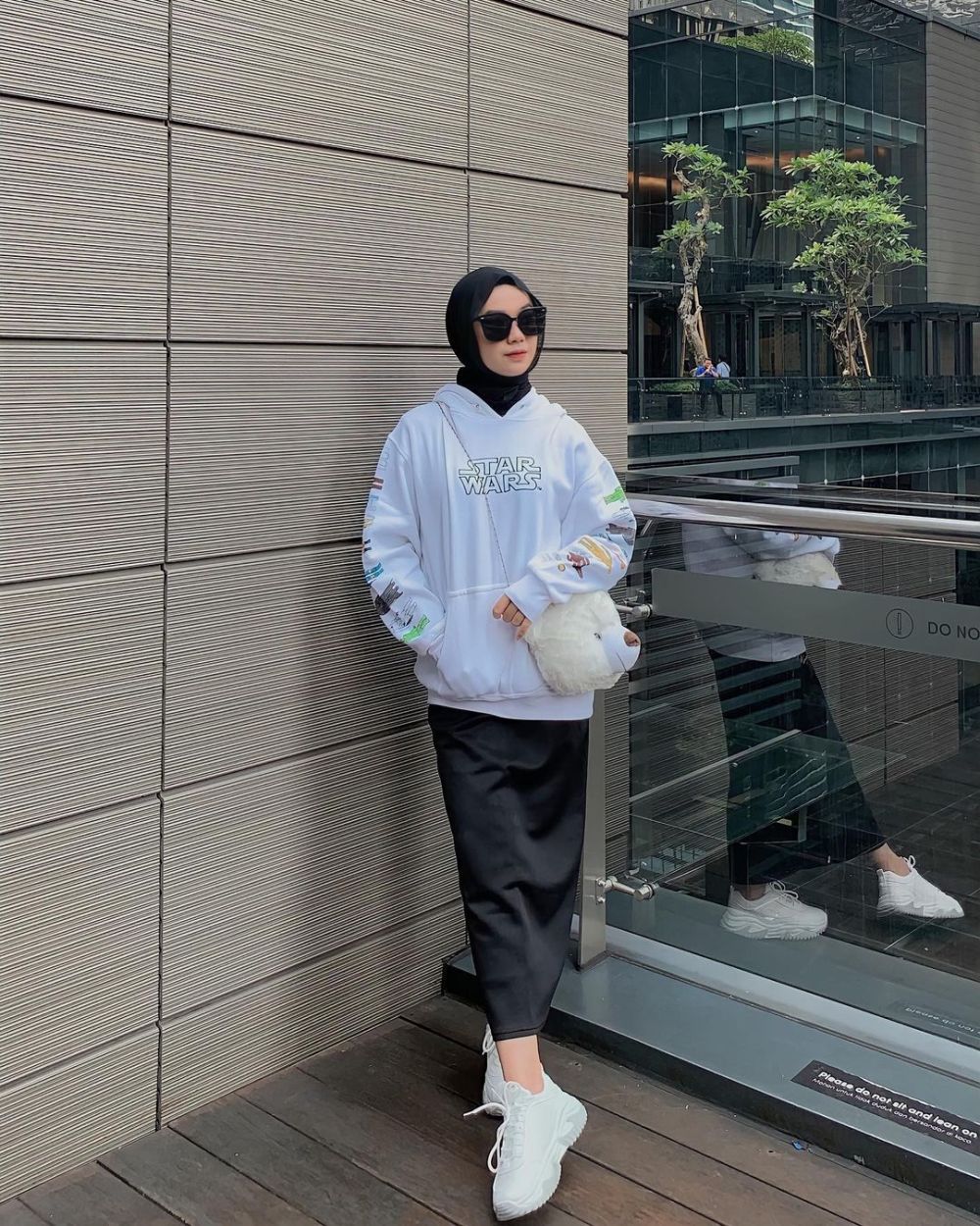 9 Ide Outfit Hijab Hitam Putih ala Ayu Kartika, Gak Boring!