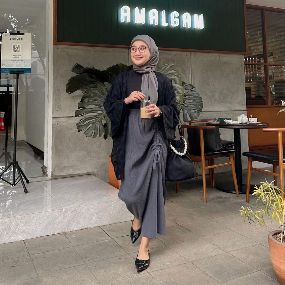 10 OOTD Hijab Ke Bioskop Ala Astrisyanti, Feminin Pakai Rok!