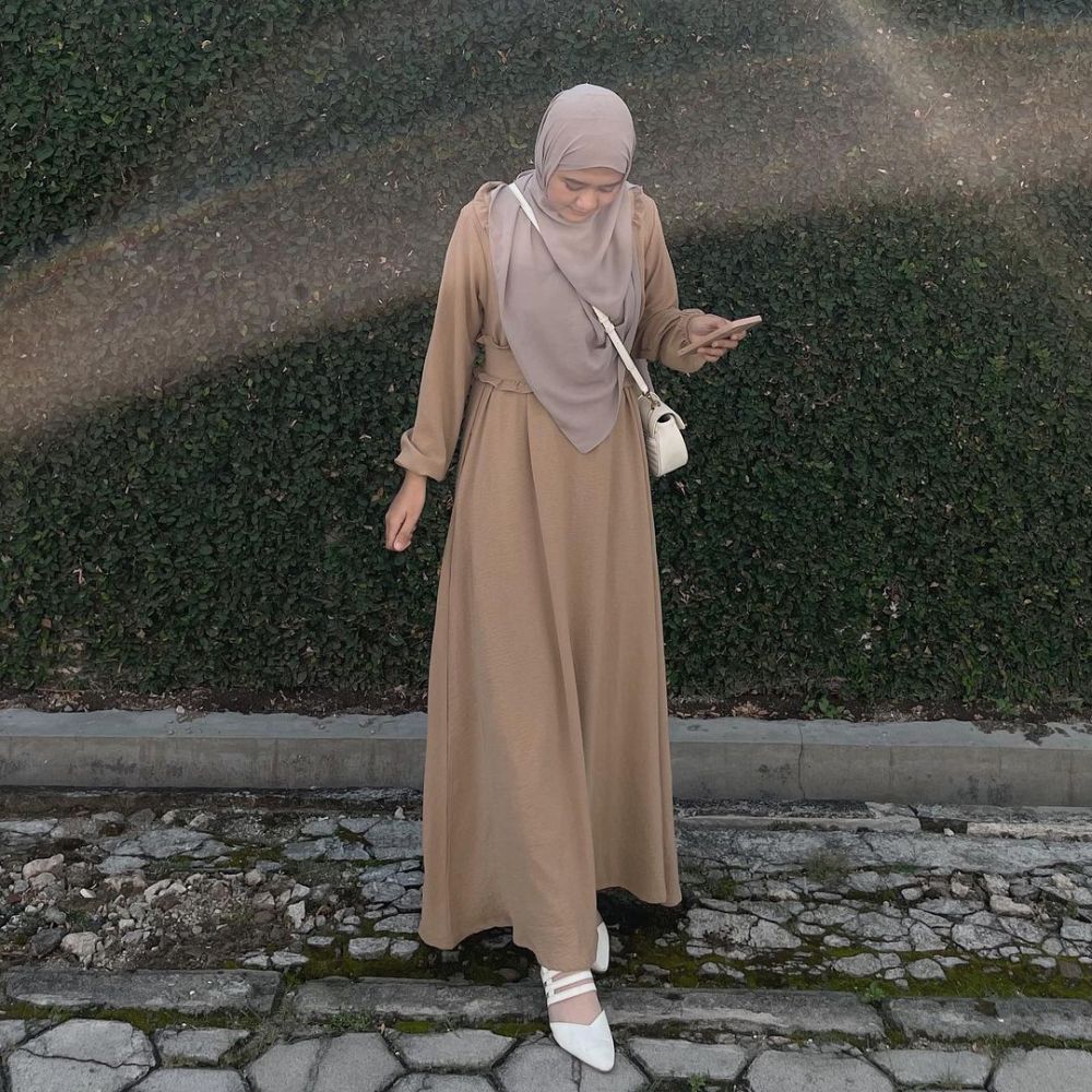 9 Rekomendasi Long Dress Nuansa Earth Tone ala Selebgram Livia, Warm!