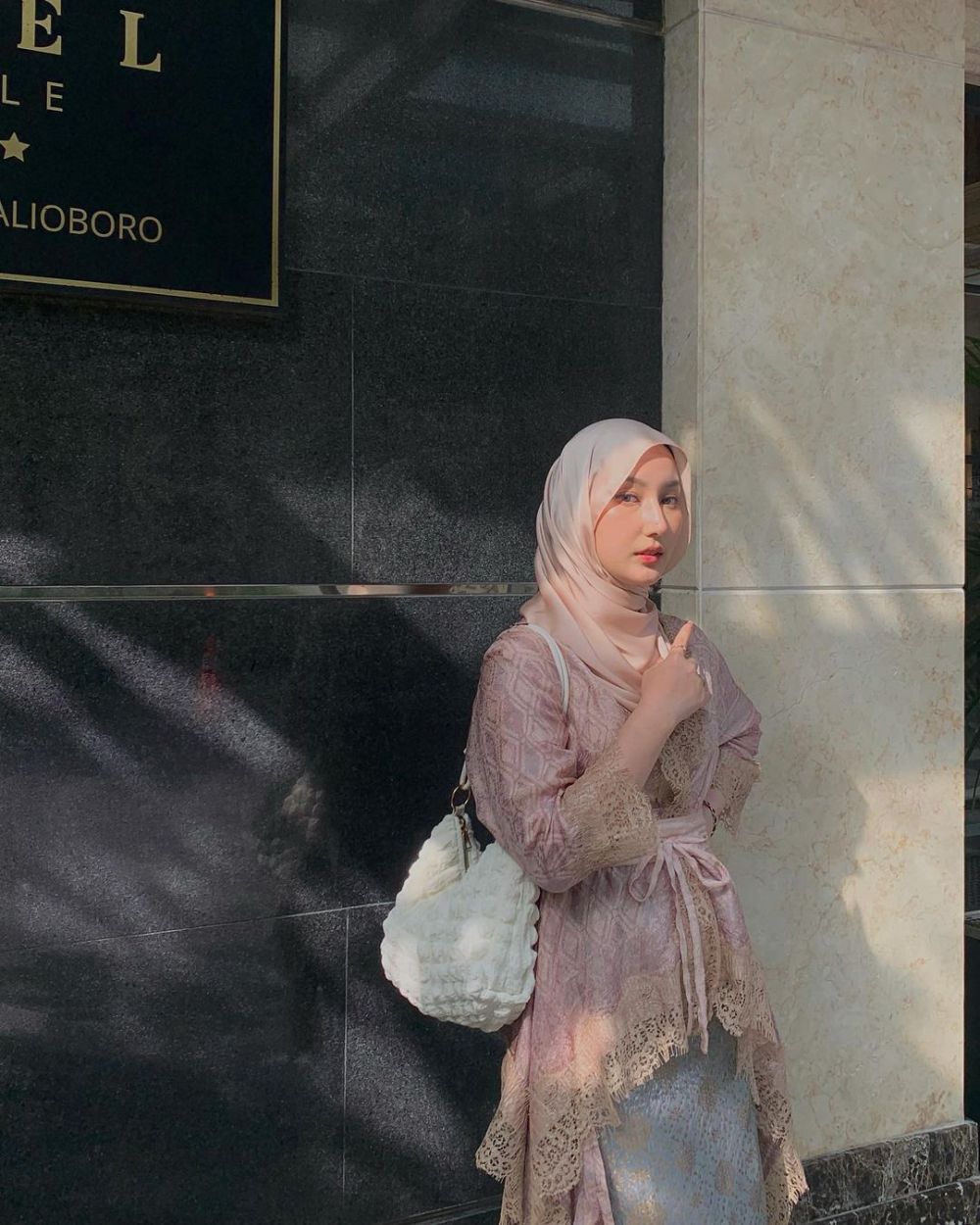 9 OOTD Kondangan Hijab Kasual Ala Denisse Shaqira, Cantik Menawan