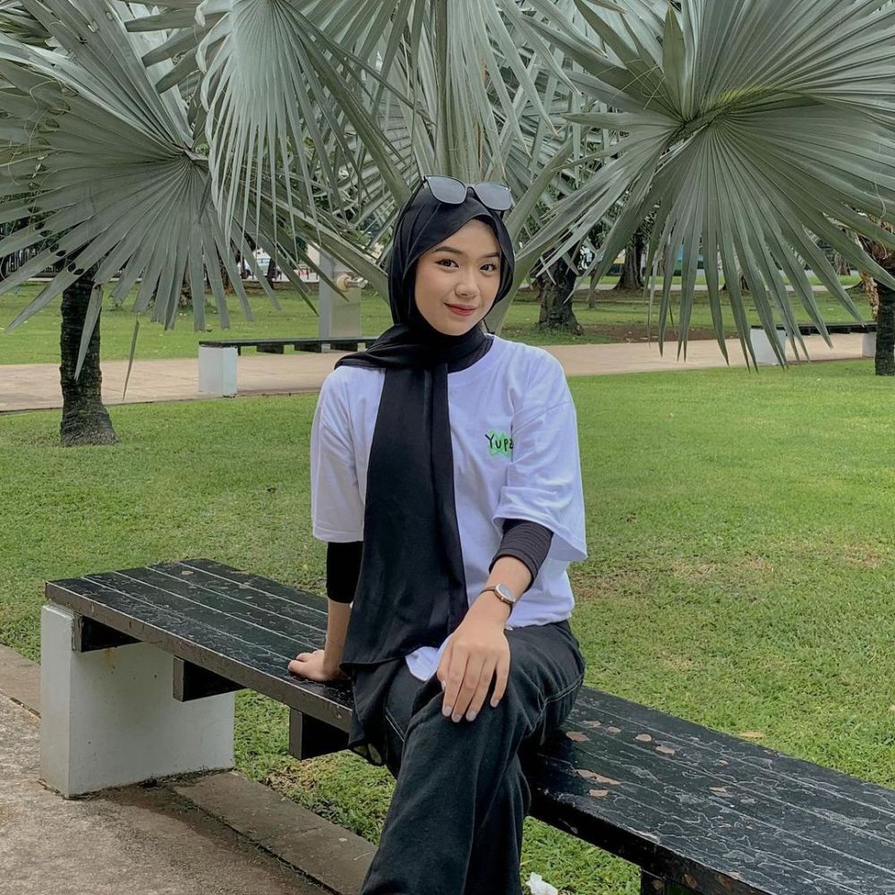 9 Ide Outfit Hijab Hitam Putih ala Ayu Kartika, Gak Boring!