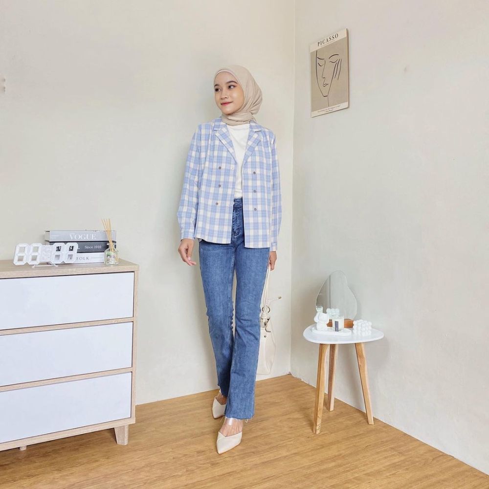 10 Mix and Match OOTD Nuansa Biru Putih ala Selebgram Hijab