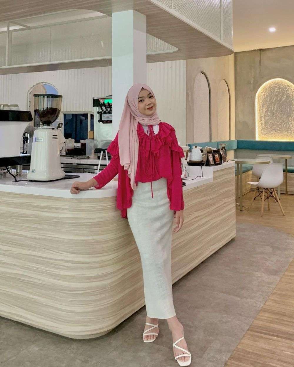 9 Ide OOTD Hijab Colorful ala Ayu Kartika, Outfit jadi Gak Boring