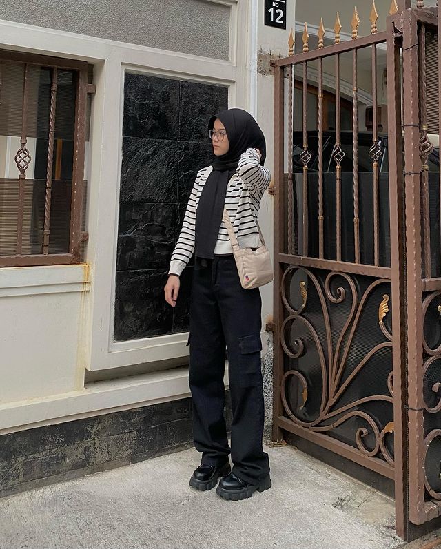 10 OOTD Hijab Nuansa Hitam Ala Zhafira, Gak Bikin Bosan